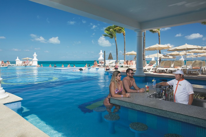 swim up bar